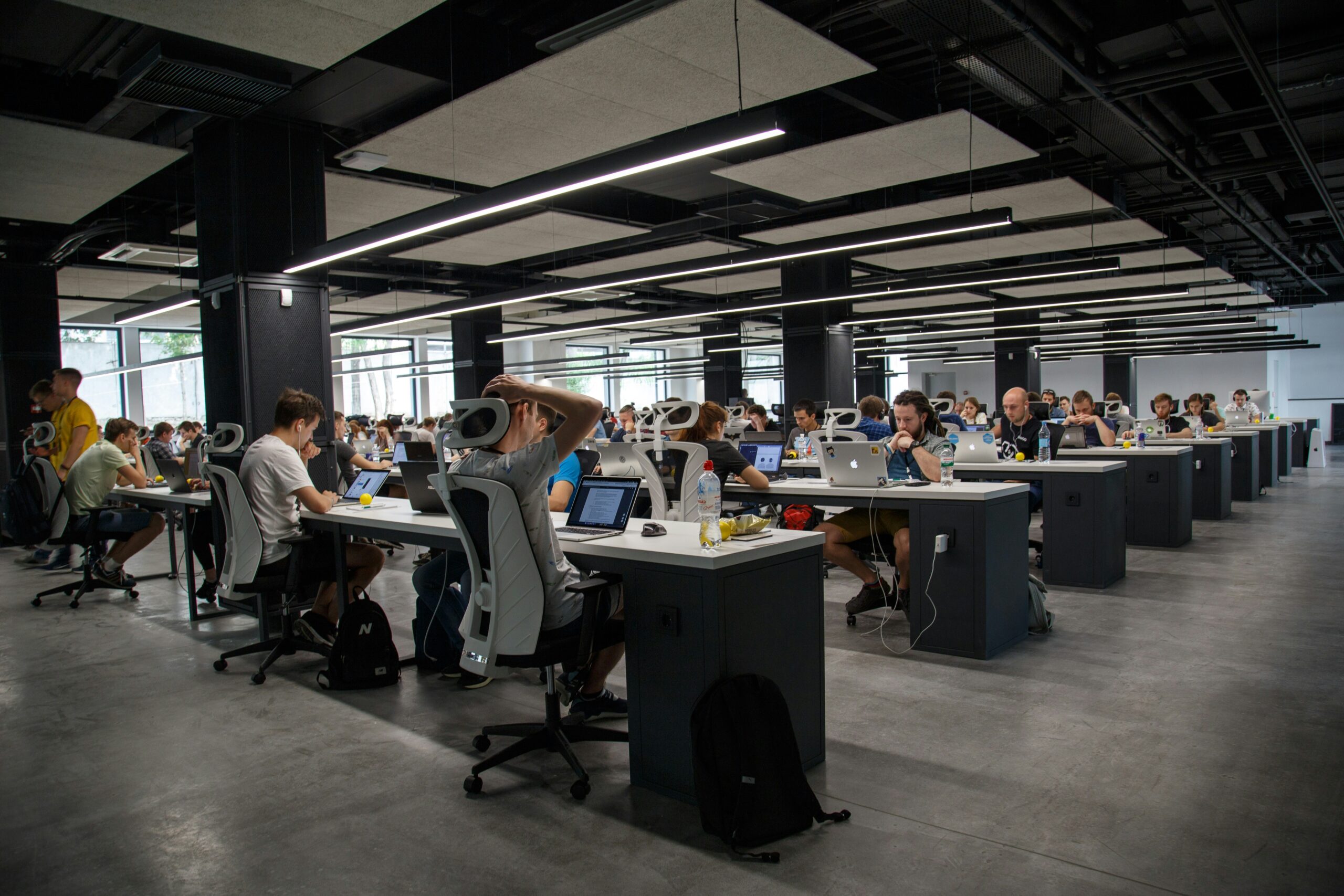 Profissionais trabalhando em escritório moderno